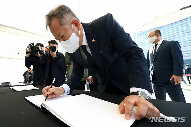 [서울=뉴시스] 최동준 기자 = 이상민 행정안전부 장관이 31일 서울 중구 서울광장에 마련된 이태원 참사 합동분향소에서 참배를 마친 후 방명록을 작성하고 있다. (공동취재사진) 2022.10.31. photo@newsis.com