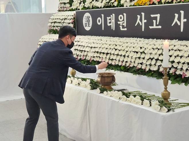 [전주=뉴시스]이동민 기자 = 31일 전북도청 공연장 1층에 마련된 '이태원 사고 사망자 합동분향소'를 찾은 시민이 분향을 하고 있다. *재판매 및 DB 금지