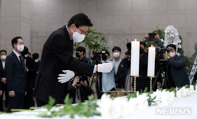 [부산=뉴시스] 하경민 기자 = 박형준 부산시장과 부산시 간부 등이 31일 부산시청 1층에 마련된 '이태원 사고 사망자 합동분향소'를 찾아 헌화 및 분향을 하고 있다. 이 분향소는 정부가 별도로 정하는 종료 시점까지 매일 오전 8시부터 오후 10시까지 운영된다. 2022.10.31. yulnetphoto@newsis.com