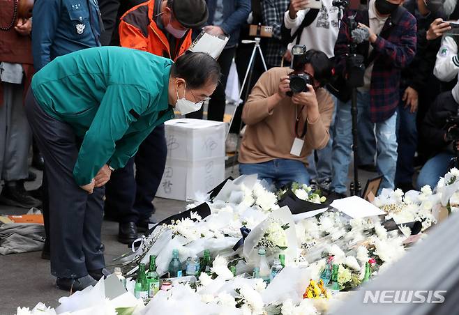 [서울=뉴시스] 배훈식 기자 = 한덕수 국무총리가 31일 오후 서울 용산구 이태원역 1번 출구에 마련된 희생자 추모 공간을 찾아 애도하고 있다. 2022.10.31. photo@newsis.com