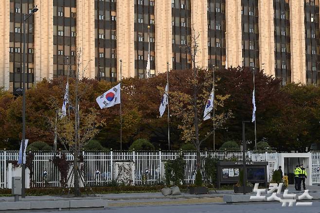 31일 서울 종로구 정부서울청사에 '이태원 압사 참사' 희생자들에 대한 조의를 표하는 조기가 게양돼 있다. 박종민 기자