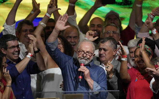 브라질 대선 결선투표에서 승리한 루이스 이나시오 룰라 다시우바 당선인(가운데)이 30일(현지시간) 상파울루에서 지지자 환호에 손을 들어 감사의 뜻을 전하고 있다. 연합뉴스