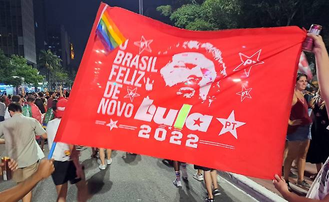 30일 밤(현지시간) 브라질 상파울루 파울리스타 대로에서 시민들이 루이스 이나시오 룰라 다시우바(77) 대통령 당선을 축하하기 위해 거리 행진을 하며 기쁨을 나누고 있다. 연합뉴스