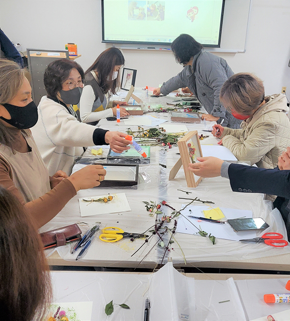 ▲삼척시가 구직자·취업자 사후관리 힐링프로그램으로 마련한 보존화 액자만들기. ⓒ삼척시