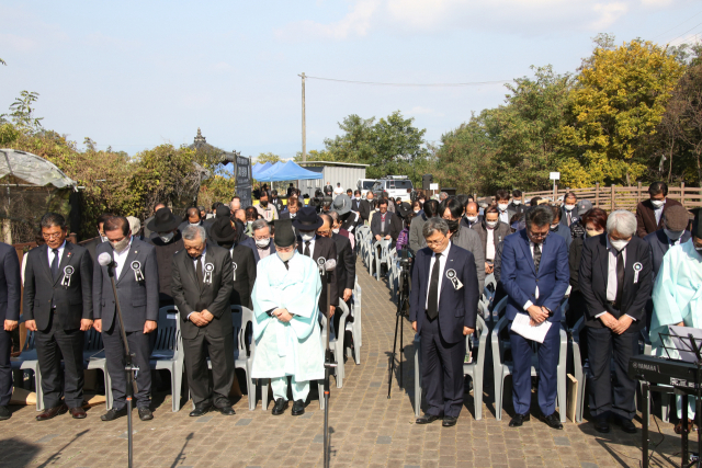 ▲ 사)경산코발트광산유족회는 한국전쟁 당시 억울하게 희생된 민간인 희생자의 넋을 위로하고자 지난 28일 제23회 합동위령제를 평산동 코발트광산 현장에서 개최했다. ⓒ 경산시