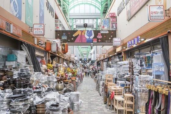 부산의 대표 시장인 국제시장. 다양한 품목을 갖추고 있다. 한국관광공사 제공