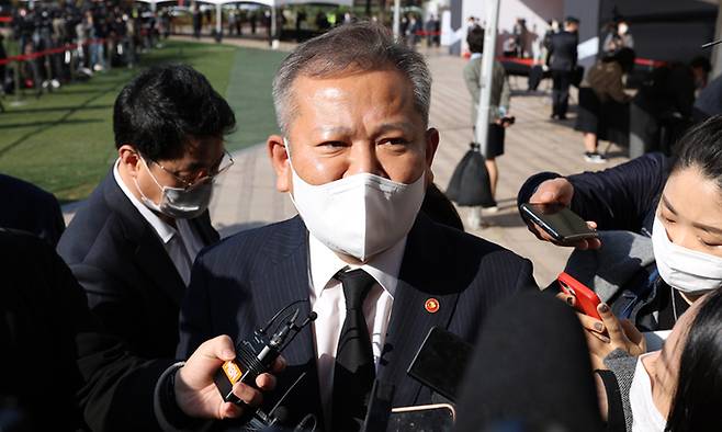 이상민 행정안전부 장관이 31일 서울 중구 서울광장에 마련된 이태원 참사 합동분향소에서 참배를 마친 취재진의 질문에 답변하고 있다. 공동취재사진