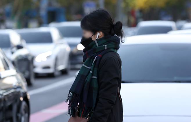 서울 종로구 세종대로 인근에서 두꺼운 옷차림을 한 시민이 이동하고 있다. 뉴시스