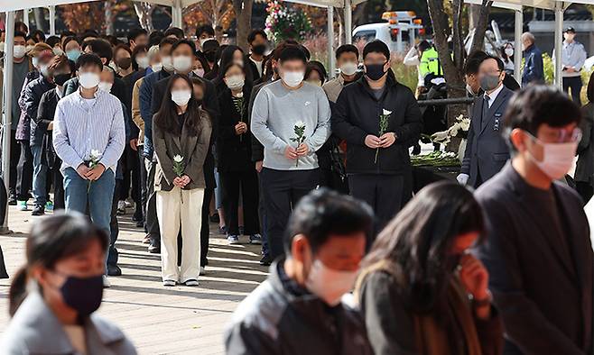 31일 서울 중구 서울시청 광장에 마련된 이태원 사고 사망자 합동 분향소에서 시민들이 조문하고 있다. 연합뉴스