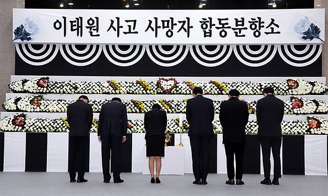 31일 부산시청에 설치된 이태원 사고 사망자 합동분향소에서 시민들이 조문하고 있다. 연합뉴스