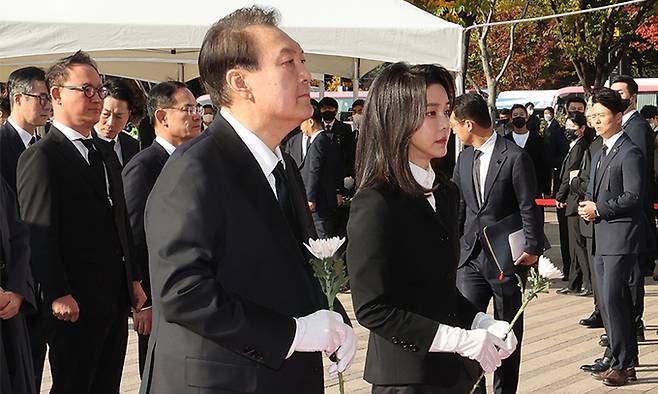 윤석열 대통령과 김건희 여사가 31일 서울광장에 마련된 이태원 사고 사망자 합동분향소를 방문, 헌화를 위해 이동하고 있다. 연합뉴스