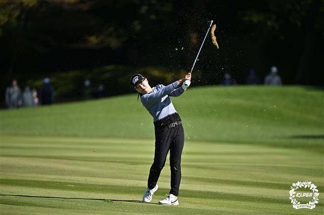 30일 제주 서귀포 핀크스 골프클럽에서 끝난 한국여자프로골프(KLPGA) 투어 ‘SK네트웍스·서울경제 레이디스 클래식’에서 1년 만에 투어 통산 4승째를 신고한 이소미가 최종 4라운드 첫 홀 페어웨이에서 세컨드샷을 하고 있다.KLPGA 제공