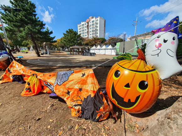 지난 29일 밤 발생한 ‘이태원 참사’와 관련, 희생자 애도를 위해 제주 신산공원에서 예정된 ‘신산 빛의거리’ 축제의 핼러윈 행사가 전면 취소됐다. 30일 참가자 없이 행사 시설물들만 남아 있다. 연합뉴스