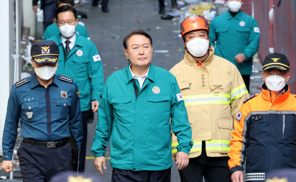 압사 사고현장 방문한 윤 대통령 - 윤석열 대통령이 30일 이태원 압사 사고 현장을 둘러보고 있다. 2022.10.30 연합뉴스