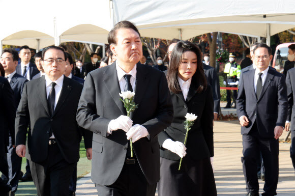 윤석열 대통령과 김건희 여사가 31일 오전 서울광장에 마련된 이태원 사고 사망자 합동분향소를 방문, 헌화를 위해 이동하고 있다.-연합뉴스