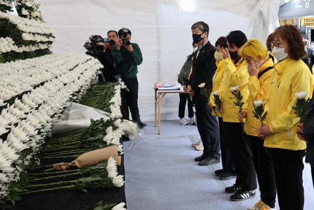 '4.16세월호참사가족협의회' 유가족과 관계자들이 31일 오후 서울 용산구 녹사평역광장에 설치된 이태원 사고 사망자 합동분향소를 찾아 조문하고 있다. 연합뉴스