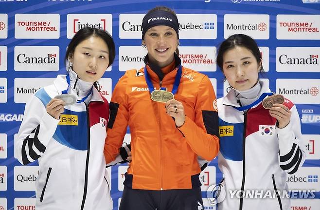 여자 1,000ｍ 2차 레이스서 메달 획득한 최민정(왼쪽), 김길리(오른쪽) [The Canadian Press via AP=연합뉴스]