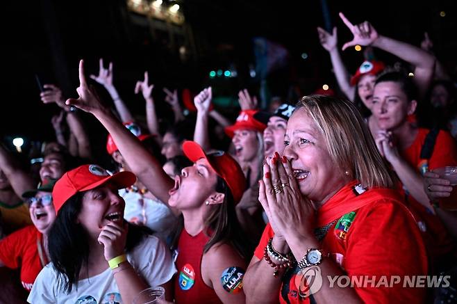 기쁨 주체 못 하는 룰라 당선인 지지자 (상파울루 AFP=연합뉴스) 루이스 이나시오 룰라 다시우바 브라질 대통령 당선이 확정된 30일(현지시간) 밤 상파울루 파울리스타 대로에서 룰라 당선인 지지자들이 기뻐하며 환호하고 있다. 2022.10.31