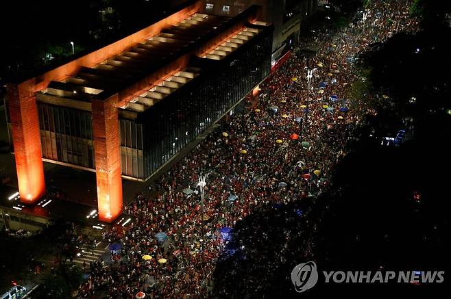 인파 가득한 상파울루 파울리스타 대로 (상파울루 AFP=연합뉴스) 루이스 이나시오 룰라 다시우바 브라질 대통령 당선이 확정된 30일(현지시간) 밤 상파울루 한복판 파울리스타 대로가 인파로 가득 차 있다. 2022.10.31