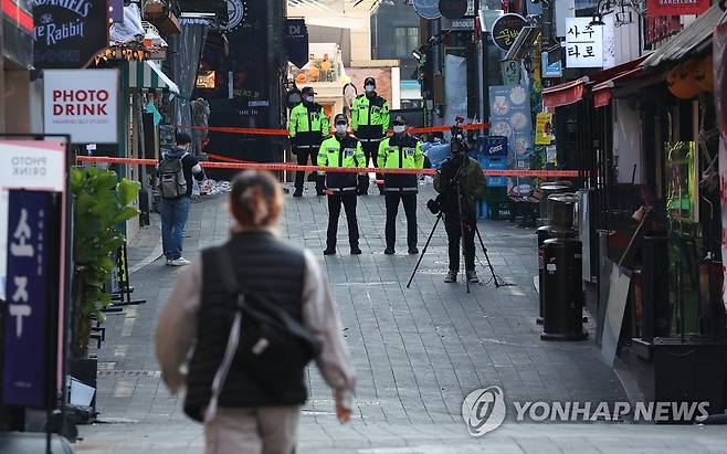 출입 통제되는 이태원 세계음식문화거리 (서울=연합뉴스) 김도훈 기자 = 31일 오전 경찰 관계자들이 서울 용산구 이태원 세계음식문화거리 출입을 통제하고 있다. 2022.10.31 superdoo82@yna.co.kr