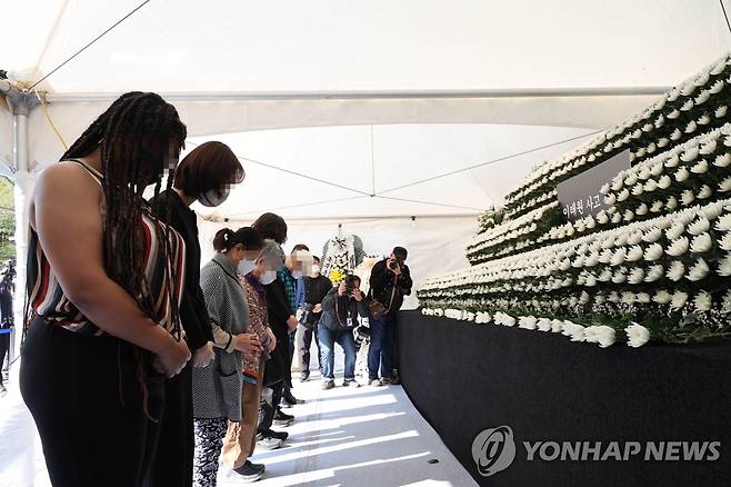 이태원 참사 피해자 추모하는 시민들 (서울=연합뉴스) 김주성 기자 = 31일 오전 서울 용산구 녹사평역광장에 설치된 이태원 압사 참사 합동분향소에서 시민들이 헌화하고 있다. 2022.10.31 utzza@yna.co.kr