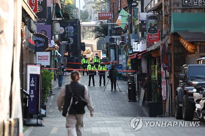 출입통제된 사고현장 (서울=연합뉴스) 김도훈 기자 = 31일 오전 서울 용산구 이태원 '핼러윈 인파' 압사 사고 현장 출입이 통제되고 있다. 2022.10.31 superdoo82@yna.co.kr