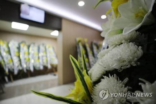 광주에 마련된 참사 피해자 빈소  (광주=연합뉴스) 차지욱 기자 = 30일 오후 광주 한 장례식장에 이태원 참사 피해자의 빈소가 마련돼 있다. 2022.10.30
    uk@yna.co.kr