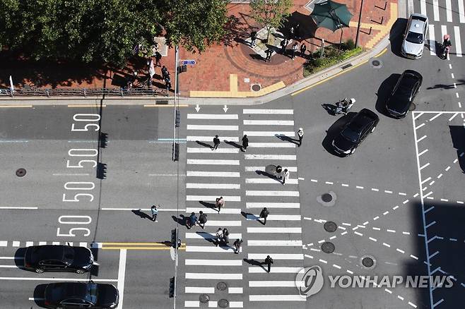 '교차로 우회전 일시 정지' [연합뉴스 자료사진]