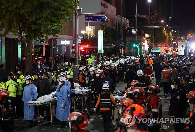 이태원 핼러윈 사고 현장 (서울=연합뉴스) 이지은 기자 = 30일 오전 서울 용산구 이태원 핼러윈 인명사고 현장에 사망자 이송을 위해 구급대원 등이 대기하고 있다. 2022.10.30 jieunlee@yna.co.kr