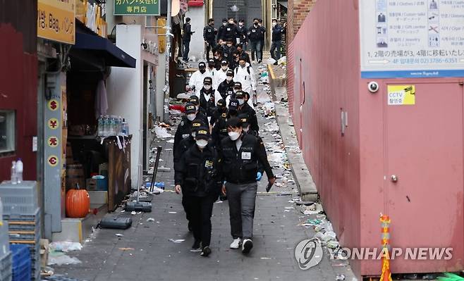 현장감식 마친 국과수와 경찰 (서울=연합뉴스) 김인철 기자 = 31일 오후 서울 용산구 이태원에서 국립과학수사연구원 및 경찰 관계자 등이 '핼러윈 압사 참사' 현장감식을 마치고 현장을 나서고 있다. 2022.10.31 yatoya@yna.co.kr