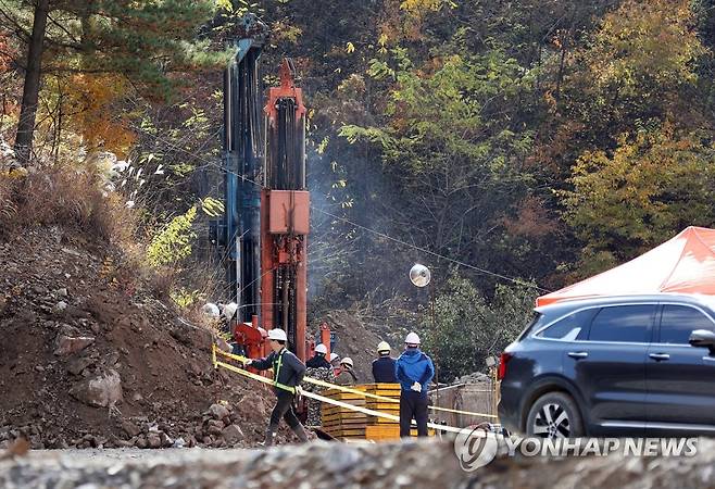 봉화군 광산 붕괴현장서 구조작업 지속 (봉화=연합뉴스) 김현태 기자 = 31일 오후 경북 봉화군 한 아연 채굴 광산에서 붕괴사고 구조작업이 이어지고 있다. 이곳에서는 지난 26일 붕괴사고가 발생해 2명이 고립됐으며 소방당국과 광산 관계자들이 구조작업을 이어가고 있다. 2022.10.31 mtkht@yna.co.kr