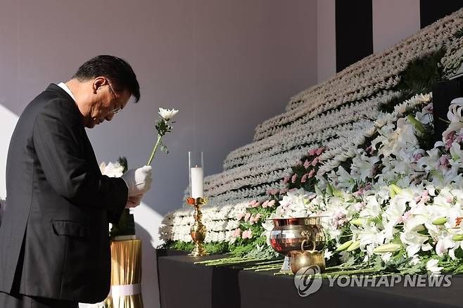 정진석 비상대책위원장, '이태원 압사 참사' 정부합동분향소 조문 (서울=연합뉴스) 국민의힘 정진석 비상대책위원장이 31일 서울시청 광장에 마련된 정부합동분향소를 방문해 헌화하고 있다. 2022.10.31 kimsdoo@yna.co.kr