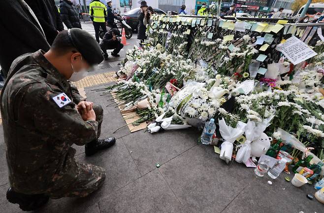 이태원 추모공간 찾은 군인 (사진=연합뉴스)