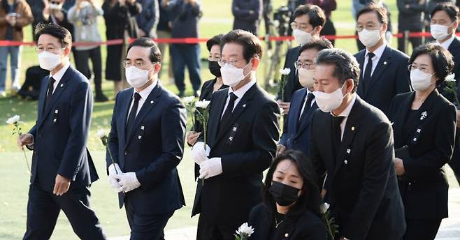 이재명 더불어민주당 대표와 박홍근 원내대표를 비롯한 의원들이 1일 오후 서울 중구 서울광장에 마련된 이태원 사고 사망자 합동분향소를 찾아 조문하고 있다.(사진=연합뉴스)