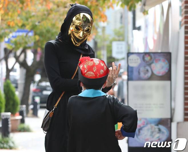 지난 10월 30일 '2022 대구 핼러윈 축제'가 이태원 참사로 취소되면서 핼러윈 코스튬을 입고 행사장을 찾았던 부모와 아이가 발걸음을 뒤로 해야 했다. [사진=뉴스1]