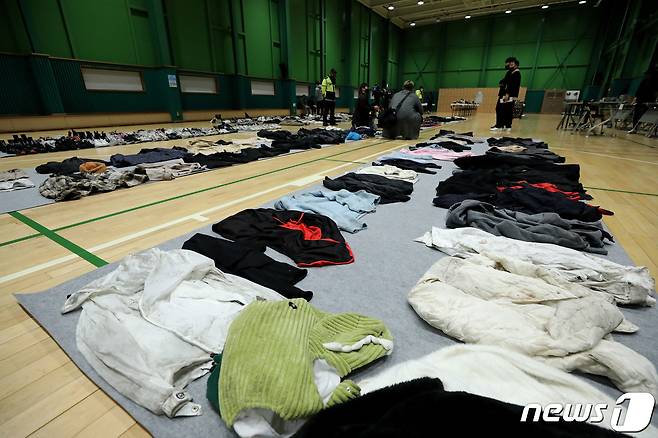 31일 오후 서울 용산구 원효로 다목적 체육관에 마련된 이태원 사고 유실물센터에 유실물들이 놓여 있다. 유실물센터는 이날 밤부터 오는 11월 6일까지 운영된다. 2022.10.31/뉴스1 ⓒ News1 임세영 기자