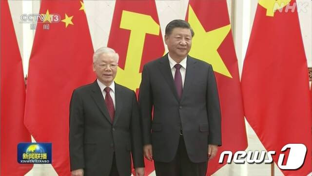 시진핑 중국 국가주석이 31일(현지시간) 응우옌 푸 쫑 공산당 서기장과 만났다.(중국 관영 CCTV 방송 화면 갈무리).