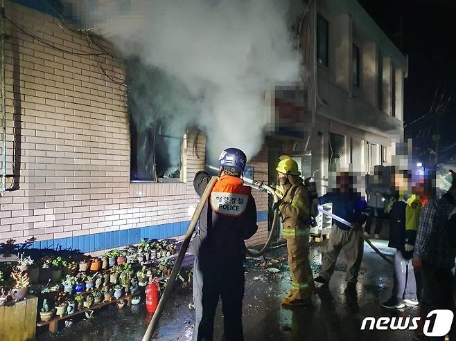 화재 진압 중인 사천해경과 통영소방서(사천해경 제공). 2022.11.1