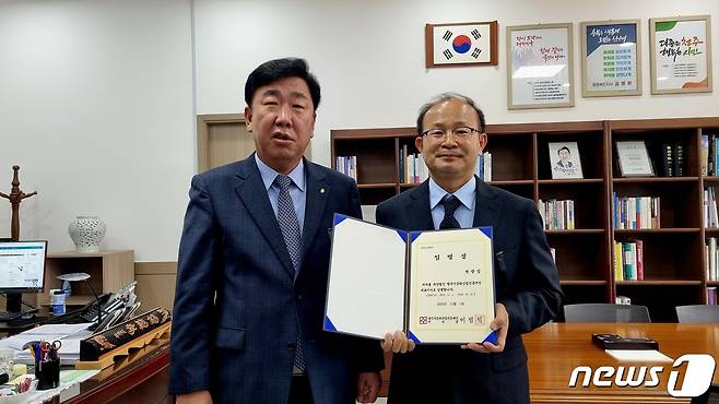 이범석 충북 청주시장(왼쪽)이 1일 변광섭 청주시문화산업진흥재단 2대 대표이사에게 임명장을 전달하고 있다.(청주시 제공).2022.11.1/뉴스1