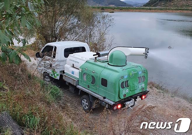 지난 31일 창원시 동읍 봉곡저수지 인근에서 채취한 야생조류 분변에서 고병원성 조류인플루엔자가 검출됐다. 사진은 봉곡저수지 인근 차량방역. (경남도 제공)