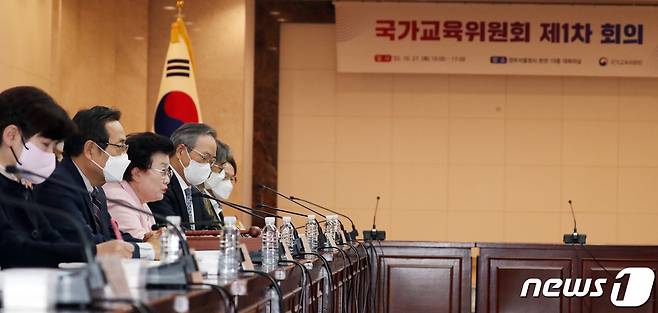 이배용 대통령 소속 국가교육위원회 위원장이 서울 종로구 세종대로 정부서울청사에서 열린 제1차 회의에서 모두발언을 하고 있다. 2022.10.27/뉴스1 ⓒ News1 김명섭 기자