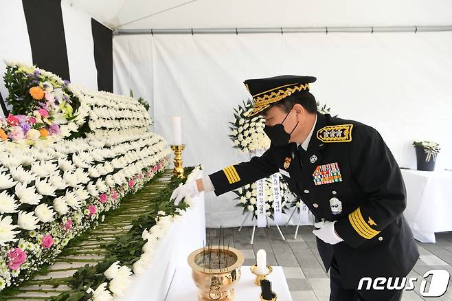 남화영 소방청장 직무대리가 1일 오전 세종시청에 마련된 이태원 사고 사망자 합동분향소를 찾아 헌화하고 있다. (소방청 제공) 2022.11.1/뉴스1