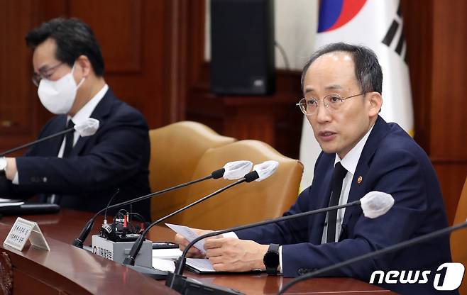 추경호 경제부총리 겸 기획재정부 장관(오른쪽)이 1일 오후 서울 종로구 정부서울청사에서 열린 비상경제 장관회의에서 모두 발언을 하고 있다. 2022.11.1/뉴스1 ⓒ News1 김명섭 기자