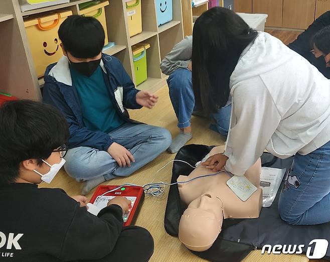 경북교육청은 1일 응급상황 발생에 대비한 심폐소생술 교육을 강화할 계획이라고 밝혔다.   ⓒ News1 김대벽 기자