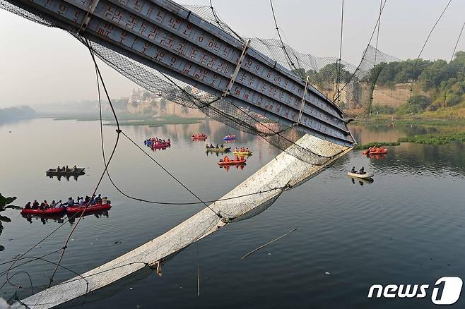 31일 (현지시간) 인도 구자라트주 모르비에서 힌두교 축제 인파가 몰린 보행자 전용 현수교가 붕괴된 모습이 보인다. ⓒ AFP=뉴스1 ⓒ News1 우동명 기자