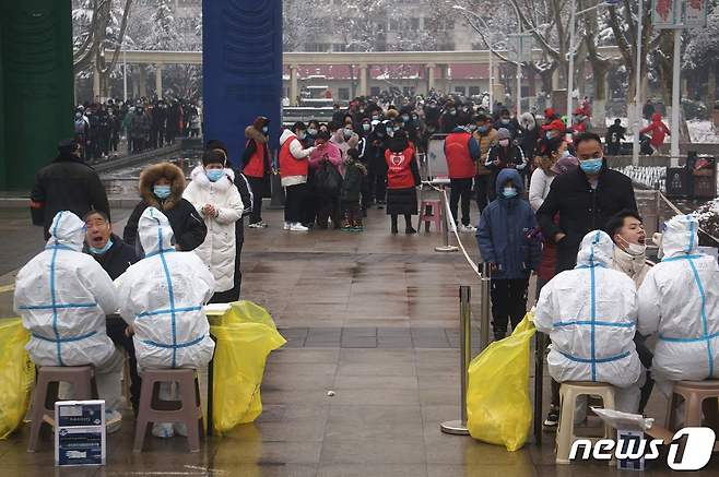 중국 허난성 성도 정저우에서 주민들을 대상으로 대규모 코로나19 검진을 실시한 모습. ⓒ AFP=뉴스1 ⓒ News1 최서윤 기자