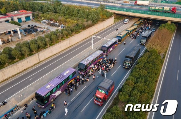 폭스콘 노동자들이 회사가 제공한 버스를 타고 있다. - 위챗 갈무리