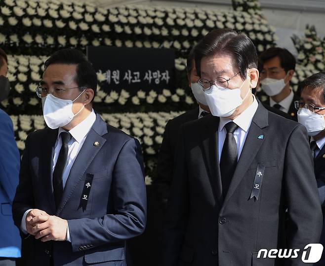 이재명 더불어민주당 대표와 박홍근 원내대표가 31일 오전 서울 용산구 녹사평역 광장에 마련된 이태원 사고 사망자 합동분향소를 조문하고 있다. 2022.10.31/뉴스1 ⓒ News1 신웅수 기자