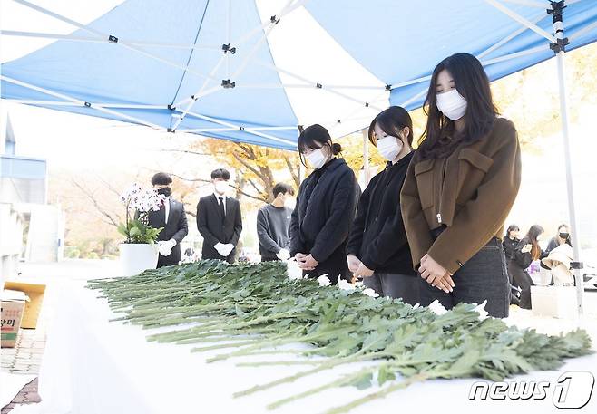 배재대에 설치된 이태원 참사 희생자를 추모하는 분향소에서 학생들이 묵념을 하고 있다. /뉴스1 최일기자