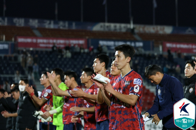 김천 선수들이 승강 PO에서 대전에 패한 뒤 아쉬워하고 있다. 제공 | 한국프로축구연맹